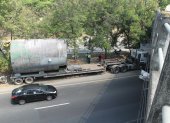 Trailer no pudo pasar por un puente