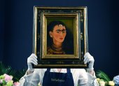 Vista del personal de la casa de subastas de Sotheby"s con el autorretrato de la artista mexicana Frida Kahlo, titulado "Diego y yo", en una fotografía de archivo.