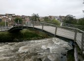 Según el relato de la leyenda, la mujer debía cruzar por un puente angosto  de madera del río Tomebamba, para su encuentro ‘amoroso’ con el religioso. / Jaime Marín