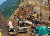 Fotografía cedida hoy por el Ministerio de Energía de Ecuador, que muestra a trabajadores instalando la tubería del Sistema de Oleoducto Transecuatoriano (SOTE), sometido a una reconducción, en el sector del Reventador en la Amazonía, donde se registró un proceso de "erosión regresiva", en un proceso de deterioro en cauces de afluentes del río Coca (Ecuador).