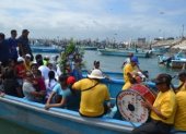 Los pescadores de la península de Santa Elena pasean a sus santos por el mar para agradecer por la producción./ Joffre Lino