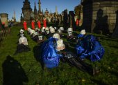 COP26. Activistas se manifiestan en la Necrópolis de Glasgows.