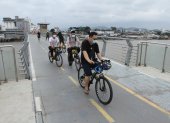 Los turistas. Casi todos alquilaron bicicletas para pasar sobre la estructura que en octubre sufrió daños.