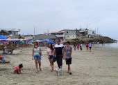 Feriado. Las familias visitaron las playas de Manabí y ayudaron a levantar la hostelería.