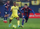 Pervis Estupiñán (i), marcapunta tricolor del Villarreal, jugó los 90 minutos.
