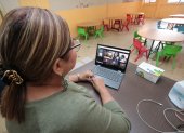 Martha Córdova, rectora de Semillita de Guayaquil, supervisa las clases virtuales de estudiantes y profesores, una vez que se postergó para el próximo lunes, el retorno de los estudiantes a las aulas.