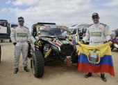 Guayasamín (d) y su copiloto Ricardo Torslachi tras una de las etapas.