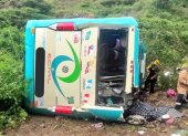 Incidente. Un bus de transporte público se accidentó en la vía Loja-Macará, a 10 minutos del Peaje.