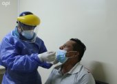 Un usuario se realiza una prueba de diagnóstico en un centro de salud de Guayaquil,  en medio de un nuevo brote de COVID-19, el 4 de enero de 2022.