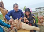 Silvino Tomalá lleva 34 de sus 62 años de vida esculpiendo la madera / Joffre Lino