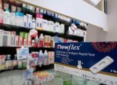 Vista de los test de autodiagnóstico de la covid-19 que se venden sin receta en una farmacia de Valladolid, España, en julio de 2021.