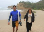 Juan Pablo Yánez, surfista ecuatoriano, junto a su madre Patricia Guerrero, quien lo acompaña en todas sus competencias.