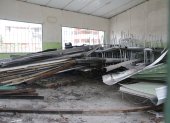 Deterioro. Las piezas del mobiliario de varios planteles educativas fiscales están arrumadas y en mal estado.