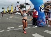 La marchista ecuatoriana Glenda Morejón levanta sus brazos tras cruzar la meta.