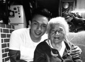 Cristian Ramírez junto a s abuela, que le decía mi Tata, fue quien lo crio, ella falleció el 17 de abril de 2015.