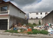 Basura. Hay solares vacíos cuyos cerramientos han sido vulnerados y esto ha sido aprovechado para que se conviertan en botadero de desechos.