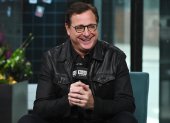 Bob Saget interpretó a un viudo que queda al cuidado de sus tres hijas. Un personaje que lo marcó para siemrpe.