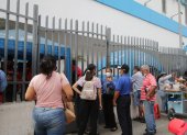 Situación. Los clientes de CNT que ayer se acercaron a una de las oficinas para hacer varios tipos de reclamos.
