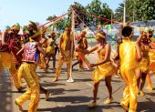 Fotografía de archivo fechada el 23 de febrero de 2020 de Integrantes de una comparsa desfilan en la Gran Parada de Tradición durante el segundo día del Carnaval de Barranquilla (Colombia).