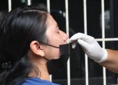 Una persona con síntomas respiratorios  se realiza una prueba de diagnóstico de COVID-19 en un centro de salud municipal de Guayaquil, el 10 de enero de 2020.