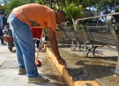Obreros realizan la readecuación de los muros de las jardineras de la Ciudadela Universitaria.