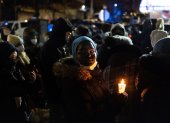 gente con velas realizan una vigilia por las víctimas del paoroso incendio en un edificio que cobró al menos 18 vidas en el Bronx