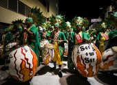 Fotografía de archivo de integrantes de una comparsa tocan los tambores durante el Desfile de Llamadas, en Montevideo (Uruguay).
