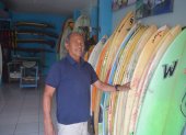 Victor Bazán dirige su escuela y taller de surf en Salinas, Surf paradise.