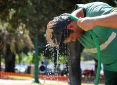 Un hombre se refrescar, en medio de la fuerte la ola de calor, en Buenos Aires (Argentina). EFE/Enrique García