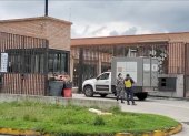 El vehículo de Medicina Legal a su llegada al centro de rehabilitación del Azuay.