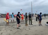 Manabí. La Gobernación dispuso el retiro de las personas en las playas de la provincia.