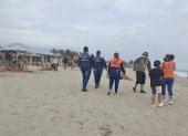 Personal del Servicio Nacional de Gestión del Riesgo vigila las playas.