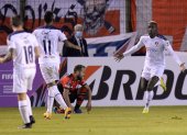 Cristian Martínez Borja (d) de LDU celebra un gol, en una fotografía de archivo.