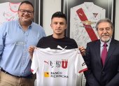 Andrés López muestra la camiseta de Liga de Quito, su nuevo club.
