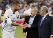 El excapitán del Real Madrid Sergio Ramos saluda al presidente de Honor Paco Gento (d), antes de un partido en el estadio Santiago Bernabéu, en 2016.
