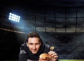 Fotografía promocional cedida por Hard Rock International donde aparece el jugador argentino de fútbol Leo Messi mientras muestra una enorme hamburguesa bautizada "Messi Burger" presentada en un pan brioche tostado con dos porciones de carne, además de queso provolone, chorizo en rodajas, cebolla roja caramelizada, lechuga romana y rodajas de tomate, todo ello aderezado con una salsa picante y ahumada.