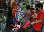 Mercado. Los consumidores se quejan por la falta de pañales populares y por el alto costo de los convencionales.
