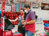 Caja. Una colaboradora de TÍA enseña a utilizar la caja de autopago.