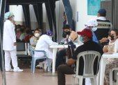 Decenas de personas con síntomas asociados a la COVID-19 acuden a consulta médica o realizarse pruebas en el Hospital Bicentenario.