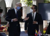 Los ministros de Ambiente de Reino Unido y Ecuador, Zac Goldsmith y Gustavo Manrique, ofrecieron una rueda de prensa tras la firma de la carta de intención.