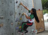 Nayeli Anrango, escaladora manabita, durante una de sus sesiones de prácticas donde pule sus habilidades en el muro con el fin de brillar en la disciplina.