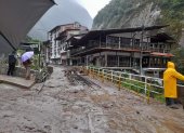 Fotografía de los efectos de las intensas lluvias y el desborde del río Alcamayo hoy, en Aguas Calientes (Perú). Las intensas lluvias registradas en la región andina de Cusco (Perú) provocaron este viernes el desborde del río Alcamayo, que cubrió de piedras y lodo las calles del pueblo de Machu Picchu, ubicado en la parte baja de las montañas donde se encuentra la turística ciudadela inca. EFE/ Ferdinan Ccori Quispe