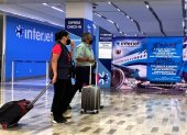Espera. Dos personas pasan frente a un mostrador de Interjet en el aeropuerto de Ciudad de México. Miles llevan un año sin volar en esta aerolínea.