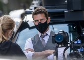El actor estadounidense Tom Cruise usa una mascarilla durante el rodaje de la película "Misión Imposible 7" en Roma, en una fotografía de archivo.