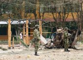 Saravena. Militares colombianos vigilan el lugar donde explotó un coche bomba el pasado 20 de enero.