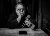 Fotografía cedida por Netflix que muestra al director de cine mexicano Guillermo del Toro sosteniendo una marioneta de Pinocho. Después de un largo tiempo de espera este lunes fue revelado el primer adelanto de lo que será "Pinocchio", la nueva versión en "stop motion" y para Netflix del director mexicano Guillermo del Toro sobre el clásico infantil.
