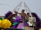 Fotografía de archivo, tomada en marzo de 2019, en la que se registró a la reina del carnaval de Barranquilla de ese año, Carolina Segebre, durante la Batalla de Flores, el desfile inaugural de los carnavales más representativos de la costa norte colombiana.