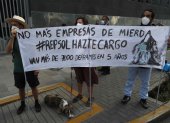 Activistas protestan con motivo del derrame de petróleo frente a las instalaciones de Repsol en Lima (Perú)