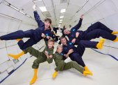 Fotografía cedida este lunes por Zero Gravity Corporation en la que se registró a un grupo de personas mientras disfrutan un momento de gravedad cero a bordo del avión G-Force One, un Boeing 727 modificado para ofrecer a los participantes experimentar la microgravedad a bordo de un vuelo parabólico.