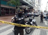 La Policía acordonó el sitio donde fue baleado un hombre al salir de una agencia bancaria, en el centro de Guayaquil.